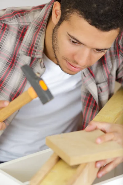 Lässiger Mann Mit Hammer Raum — Stockfoto