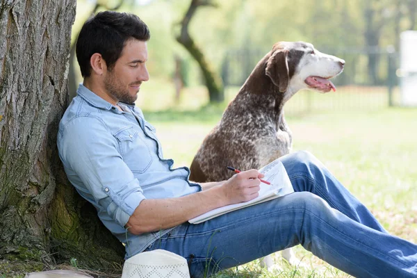 Férfi Kutyával Parkban — Stock Fotó