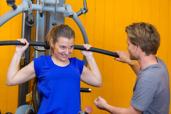 Fitness Meisje Het Hebben Van Gewicht Training Met Coach Sportschool — Stockfoto