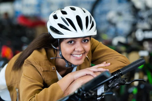 Retrato Jovem Mulher Inclinada Sobre Guidão Bicicleta Usando Capacete — Fotografia de Stock