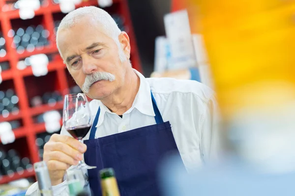 Proprietario Cantine Senior Guardando Vino Rosso — Foto Stock