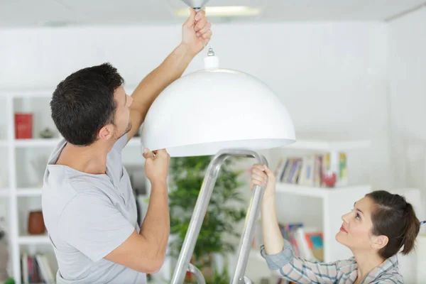 Instalar Una Lámpara Habitación — Foto de Stock