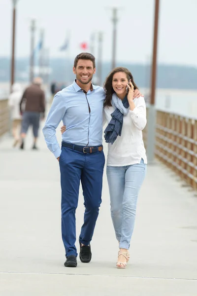 Casal Andando Longo Cais — Fotografia de Stock