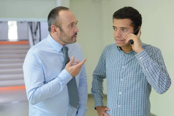 Uomo Affari Mezza Età Collega Che Parla Telefono Ufficio — Foto Stock