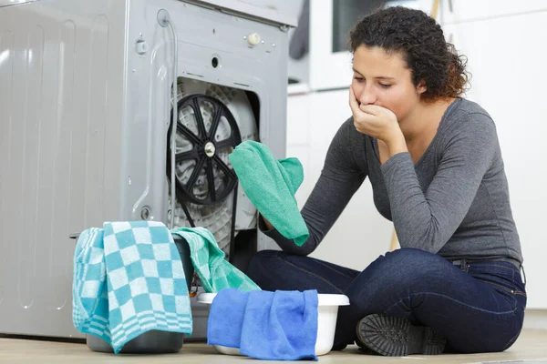 Mulher Verificando Problema Máquina Lavar Roupa — Fotografia de Stock