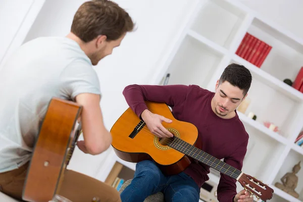 Erkekler Gitarlar Gitarlar — Stok fotoğraf