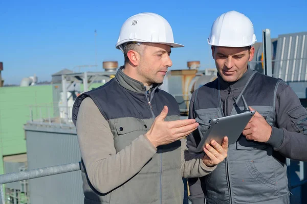 Stavební Specialista Používající Tablet — Stock fotografie