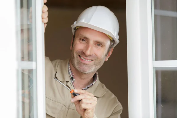 Happy Builder Werken Aan Weduwe Frame — Stockfoto