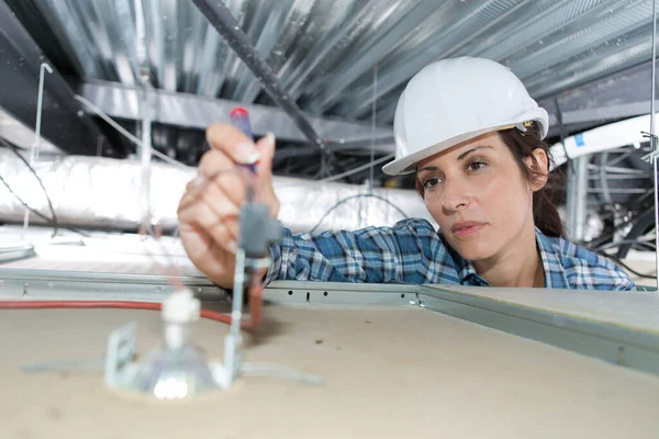 Female Drilling Roof Female — Stock Photo, Image