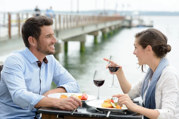 Coppia Che Cena Romantica Nel Ristorante Sul Mare — Foto Stock