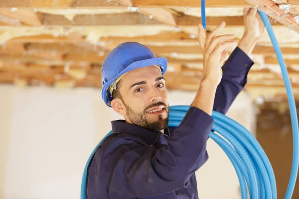 Travailleur Fixe Profil Plafond Dans Nouvel Appartement — Photo