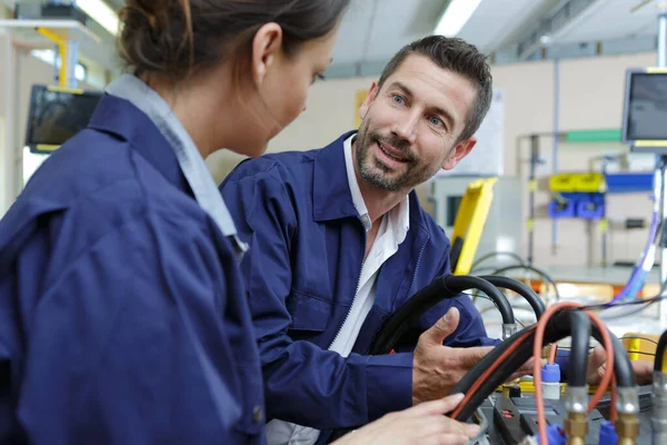 Fabrieksarbeiders Die Tijdens Hun Werk Met Elkaar Praten — Stockfoto