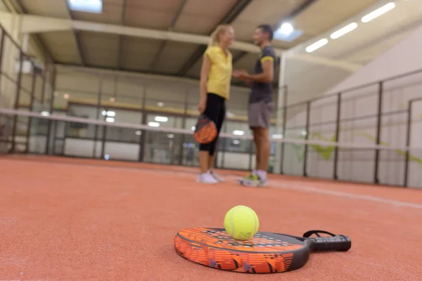 Raquette Tennis Balle Premier Plan Couple Parlant Arrière Plan — Photo