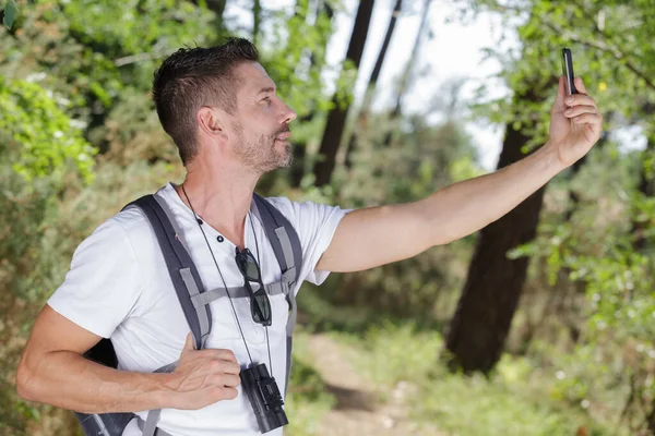 Retrato Excursionista Feliz Haciendo Una Selfie — Foto de Stock