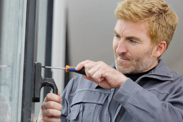 Trabajador Construcción Instalando Ventana Casa — Foto de Stock