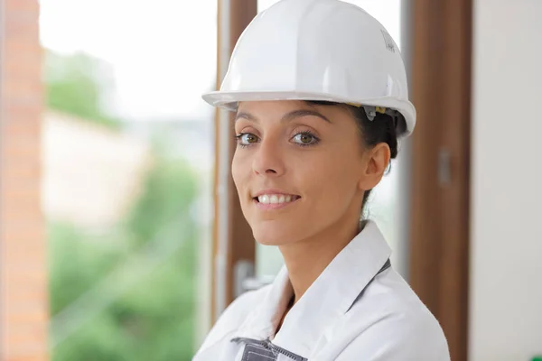 Glücklicher Bauarbeiter Blickt Kamera — Stockfoto