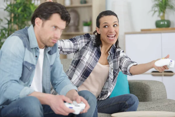 Mujer Golpeando Novio Mientras Juega Videojuegos — Foto de Stock