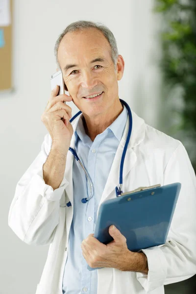 Médico Positivo Falando Telefone — Fotografia de Stock