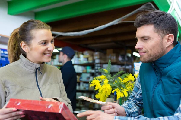 Ijzerhandel Werknemer Meewerkende Klant — Stockfoto