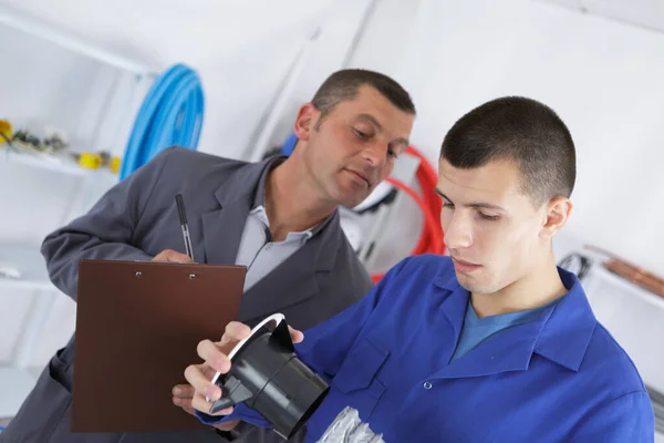 Monteur Leerling Werken Auto Met Computer — Stockfoto