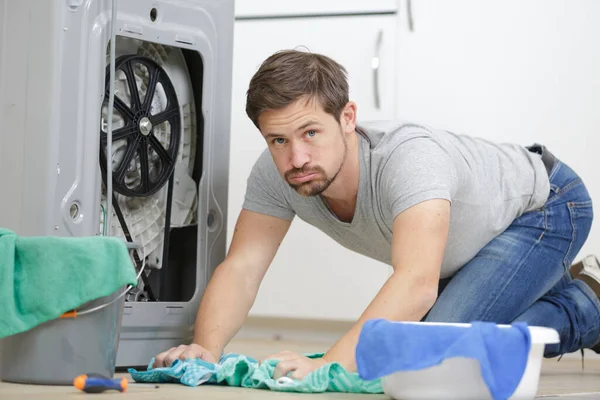 Loodgieter Schoonmaken Van Een Lek Vloer — Stockfoto