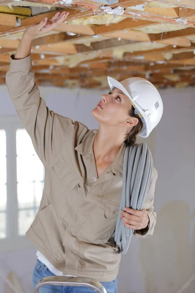 Electricista Femenina Sosteniendo Cableado Reemplazo —  Fotos de Stock