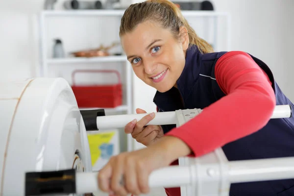 Técnico Feminino Que Atende Uma Caldeira Usando Computador Tablet — Fotografia de Stock