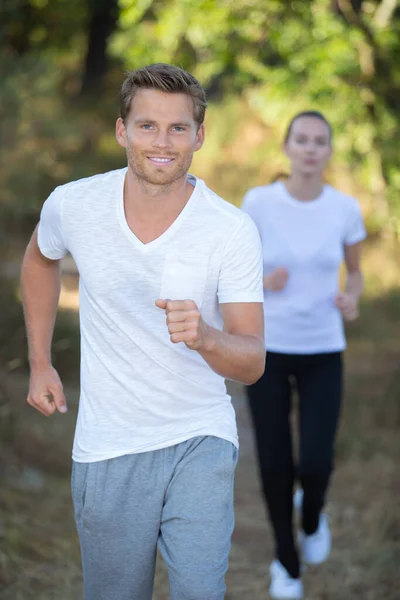 Una Pareja Feliz Corriendo Aire Libre —  Fotos de Stock