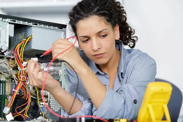 Bir Bilgisayarın Elektrik Akımını Ölçen Kadın — Stok fotoğraf