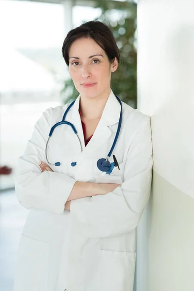 Médico Feminino Encostado Parede Descansando — Fotografia de Stock