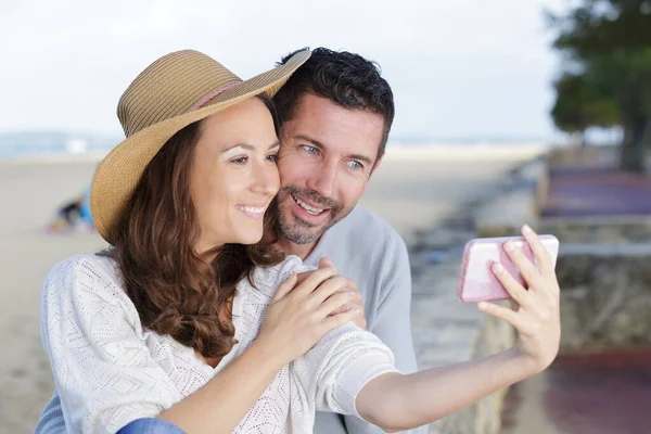 Fiatal Boldog Pár Így Selfie Strandon — Stock Fotó