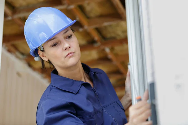 Handywoman Montage Van Een Nieuwe Deur — Stockfoto