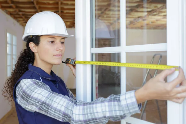 Una Trabajadora Está Midiendo Ventana —  Fotos de Stock