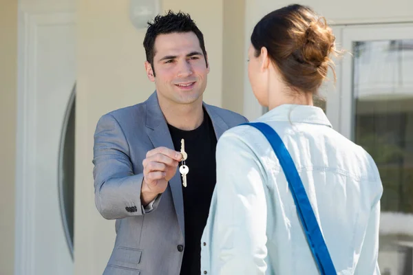 Corretor Dando Chave Para Cliente — Fotografia de Stock