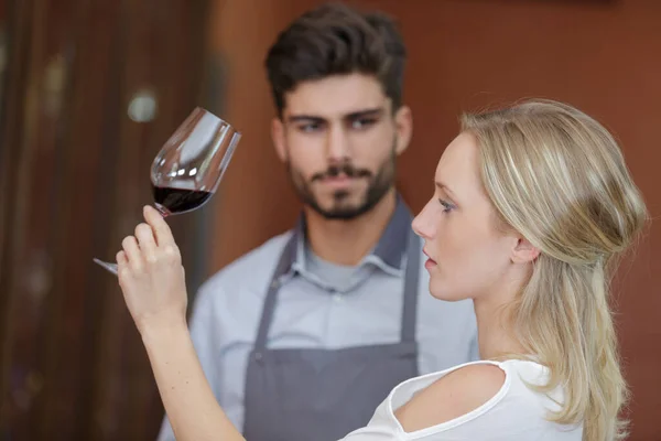 Jonge Vrouw Inspecteert Een Wijn Een Glas — Stockfoto