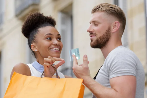 Casal Shopping Street Woman Chegando Para Mans Cartão Crédito — Fotografia de Stock