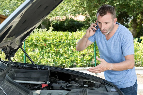 Hombre Teléfono Lado Capó Abierto Coche Roto — Foto de Stock