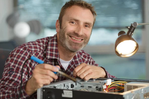 Boldog Mérnök Javítása Törött Számítógép Irodában — Stock Fotó