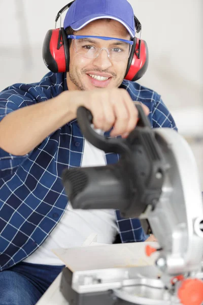 Jong Knap Timmerman Met Bril Maakt Gebruik Van Een Cirkelzaag — Stockfoto