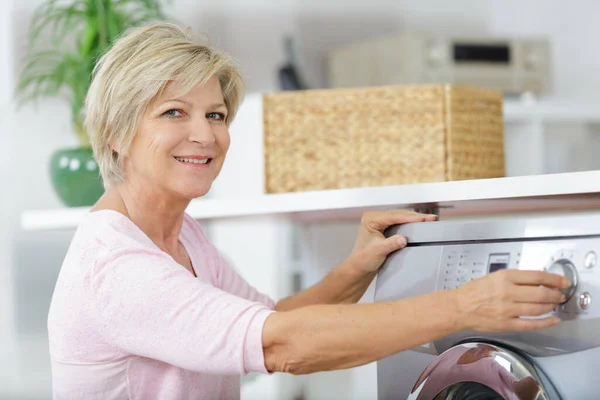 Una Donna Anziana Che Bucato — Foto Stock