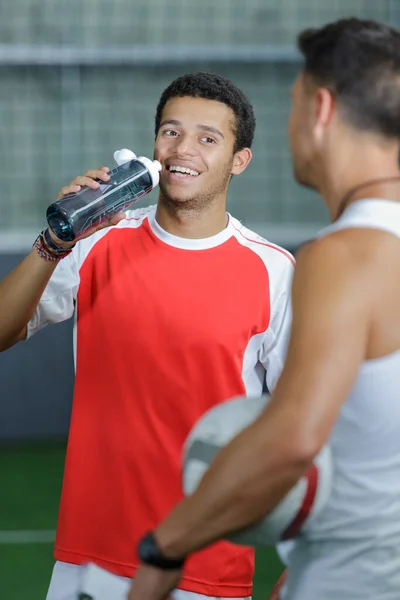 Ein Fußballer Trinkt Wasser — Stockfoto