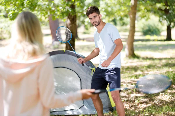 Pareja Joven Jugando Bádminton Camping —  Fotos de Stock