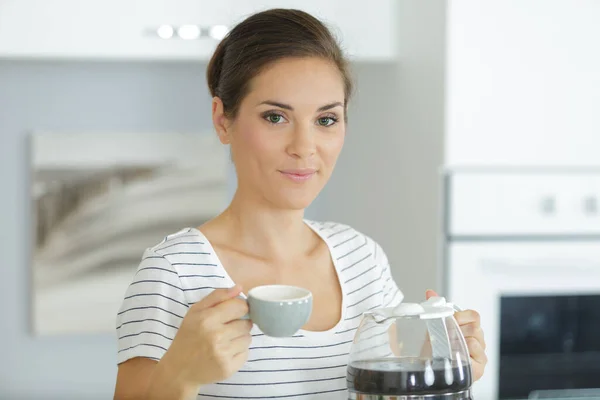 Mujer Feliz Bebiendo Café Cocina —  Fotos de Stock