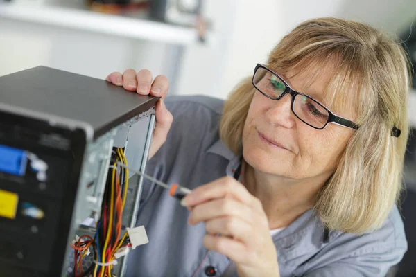 Mulher Que Fixa Computador Desktop — Fotografia de Stock