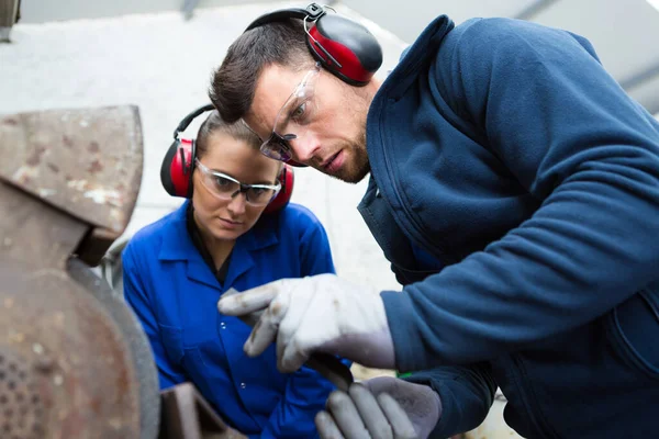 Lavoratori Fabbrica Sulla Macchina — Foto Stock