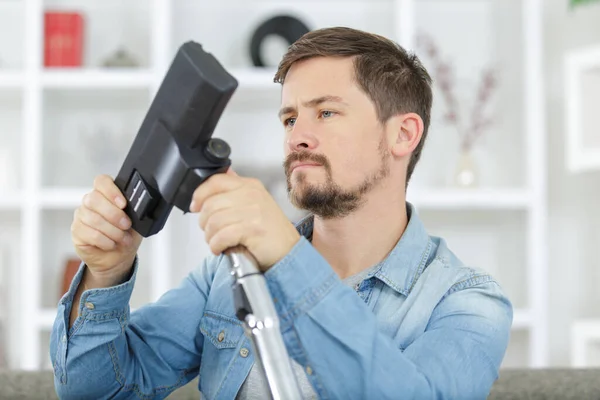 Uomo Prima Aspirare Tappeto Con Aspirapolvere — Foto Stock