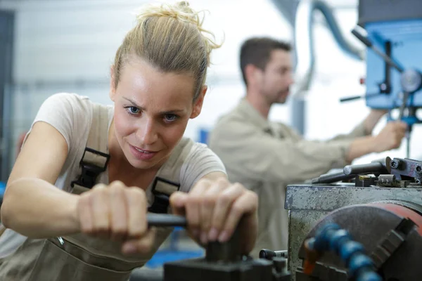 Uma Trabalhadora Metal Feminina Cansada — Fotografia de Stock