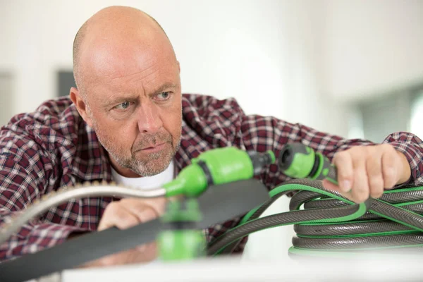 Técnico Sexo Masculino Reparar Tubos Dentro Casa — Fotografia de Stock