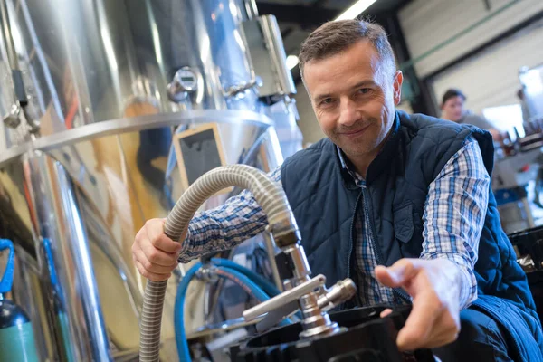 Porträt Eines Arbeiters Der Brauerei — Stockfoto