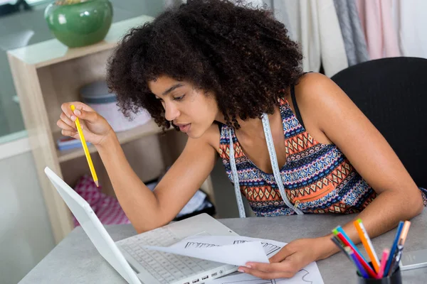 Giovane Stilista Guardando Computer Portatile Tenendo Disegno — Foto Stock